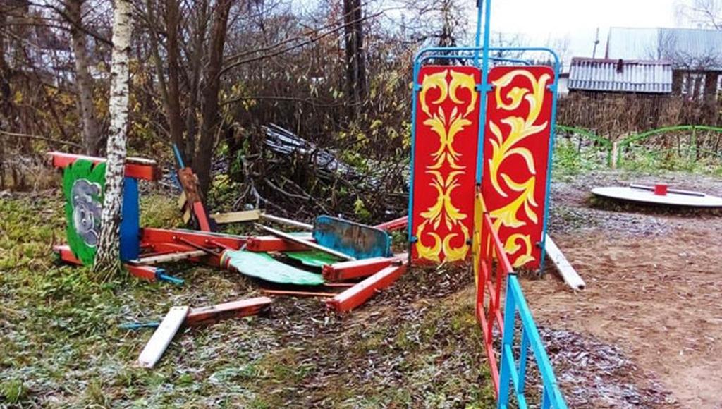 В Бологое Тверской области вандалы ломают детские площадки