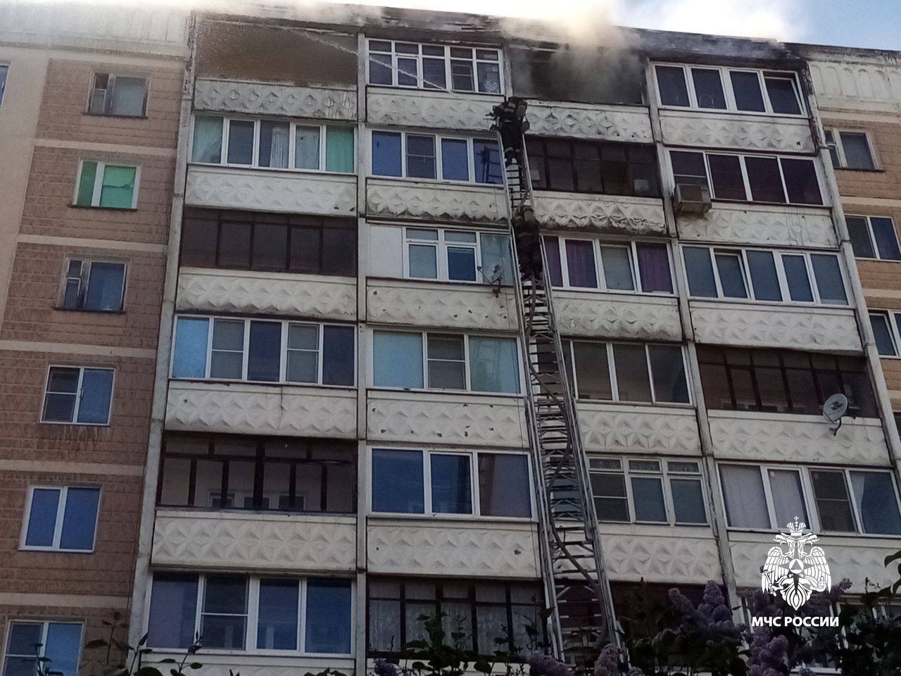 В Твери из-за пожара на балконе в 10-этажном доме выгорела часть квартиры