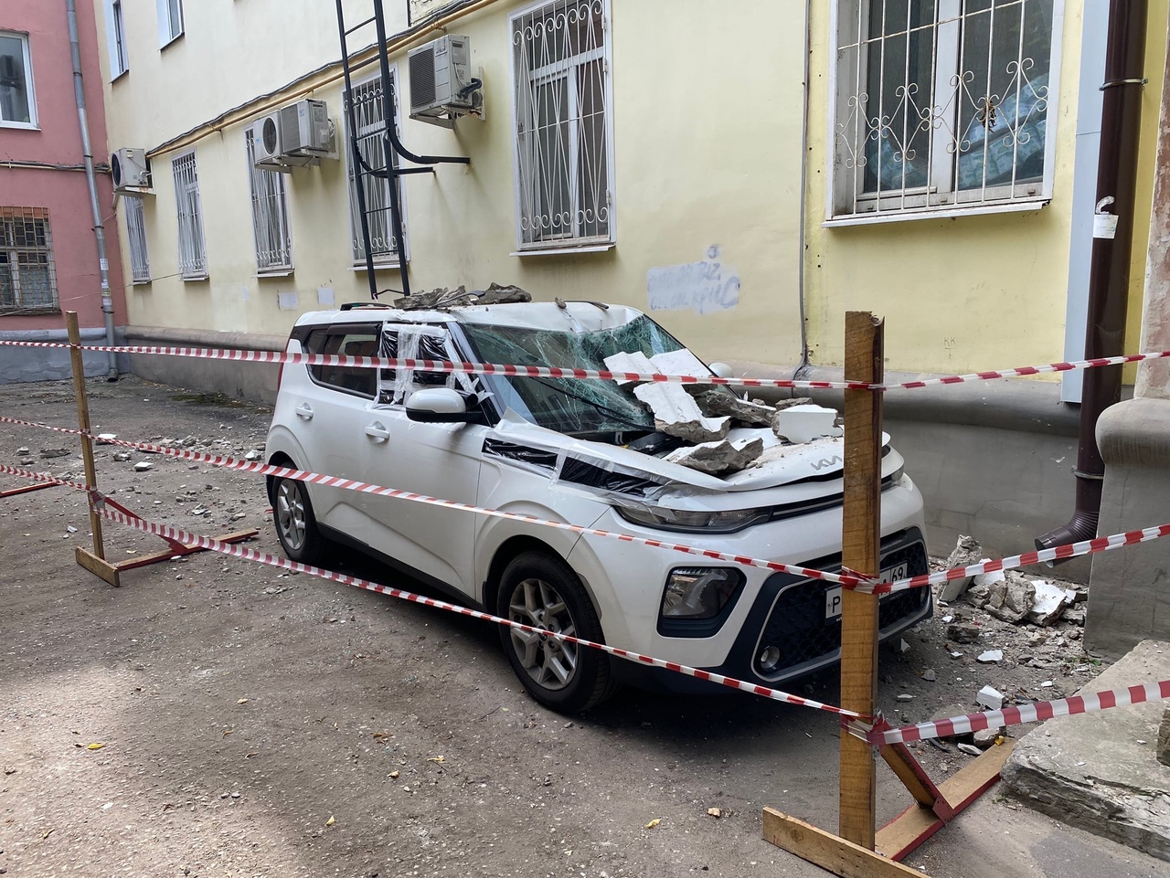 Кирпичи рухнули на автомобиль с кровли дома в Заволжском районе Твери - новости Афанасий