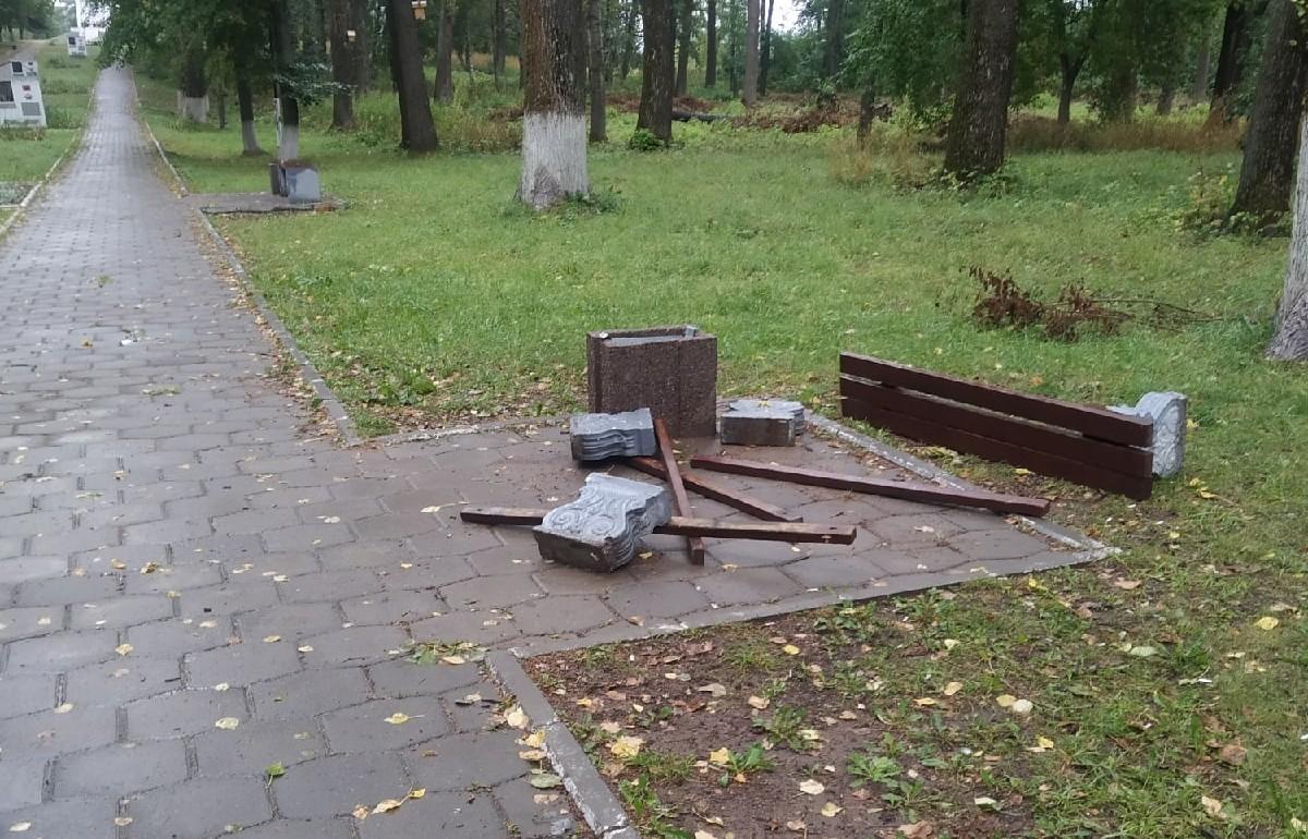 Вандалы устроили погром в парке в Калязине Тверской области - новости Афанасий