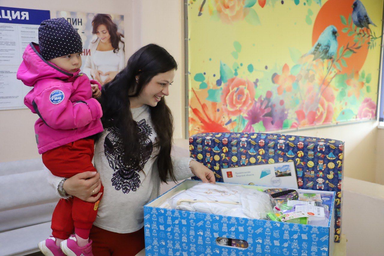 С начала 2022 года в Тверской области вручено более 5,4 тысяч подарков для новорожденных