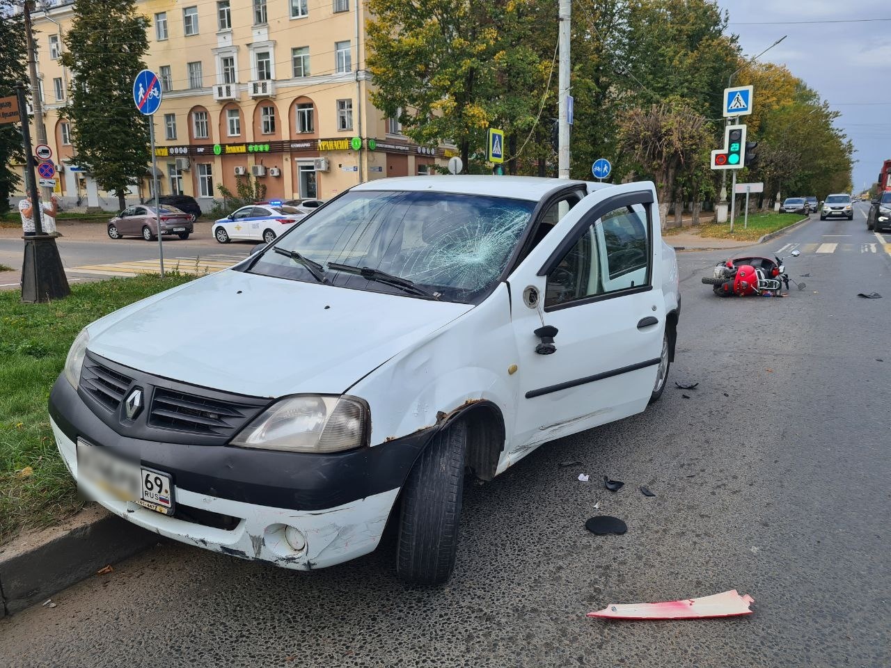 В Твери водитель мопеда получил множественные травмы в ДТП 