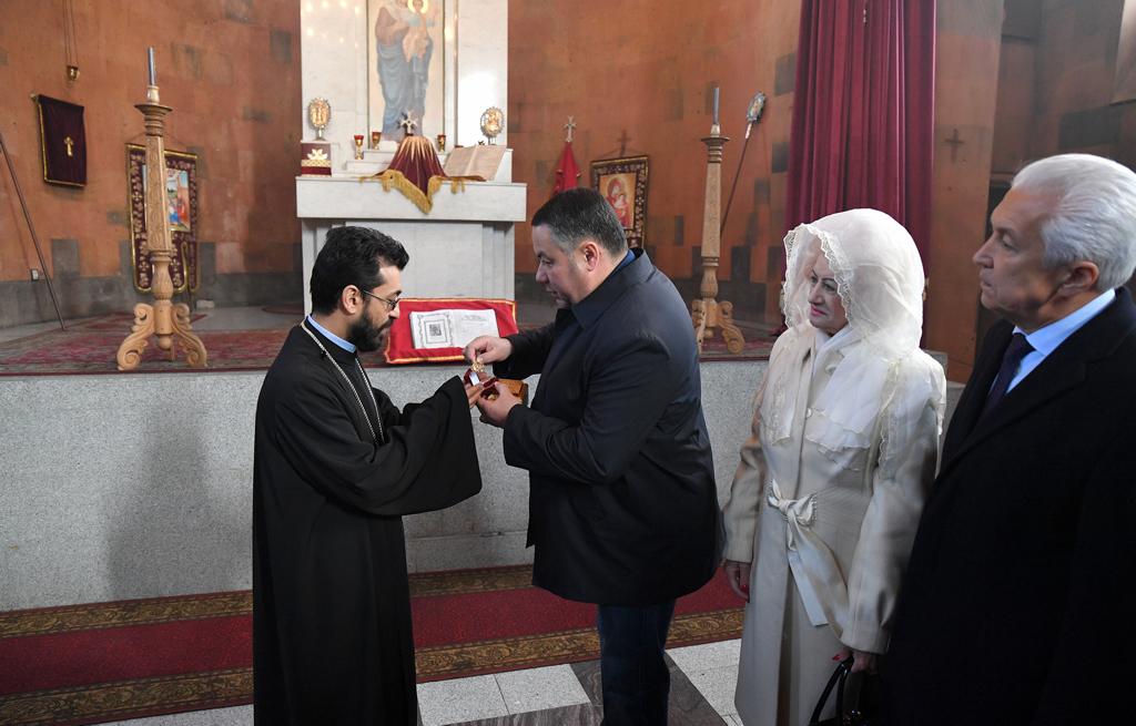 Игорь Руденя передал настоятелю Армянской православной апостольской церкви частичку мощей святого Григория