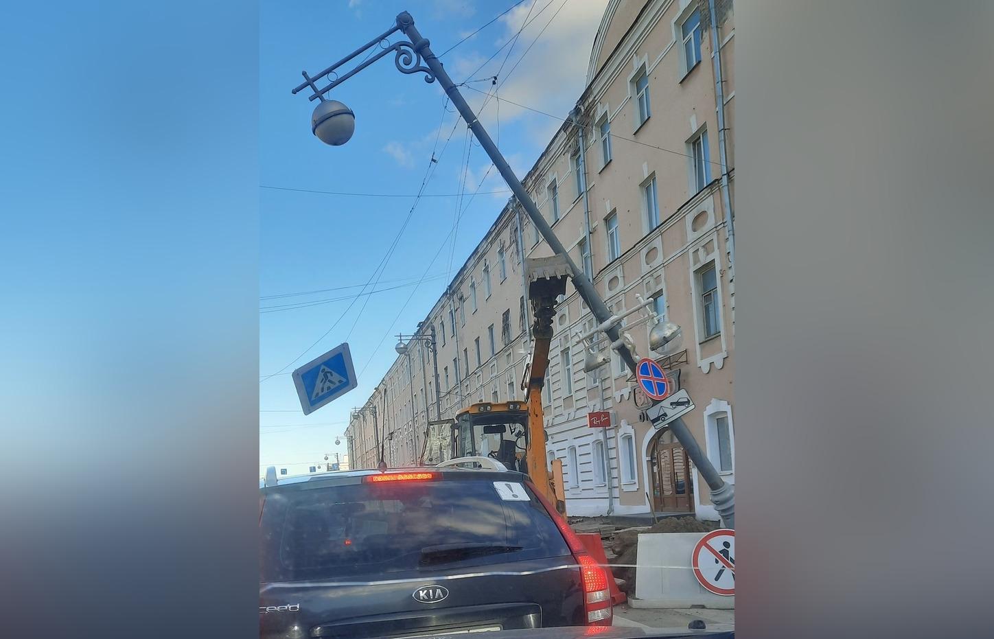 Электрический столб под напряжением рухнул во дворе Волгограда: видео
