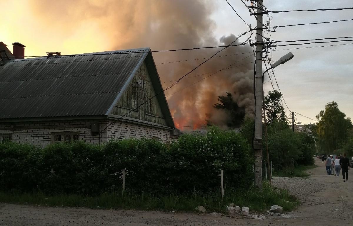 Дом 1905 года постройки сгорел на улице Пионерской в Твери | 06.06.2021 |  Тверь - БезФормата