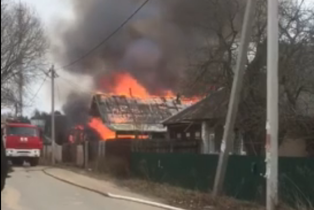 В деревне под Тверью сгорели два дома, есть погибший