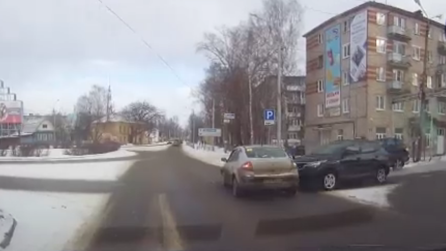 В Тверской области водитель кроссовера пошел на таран не пропустившего его автомобиля