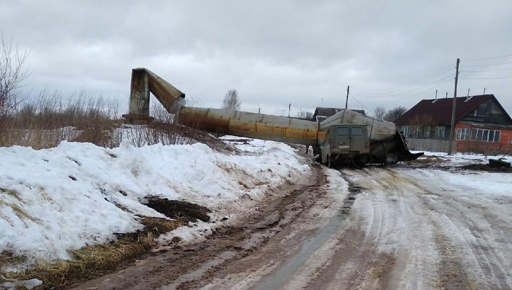 В деревне в Тверской области рухнула водонапорная башня