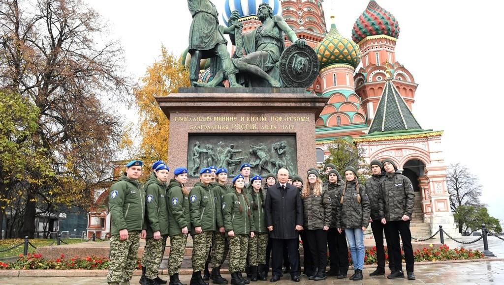 Школьница из Тверской области побывала на Красной площади вместе с Владимиром Путиным