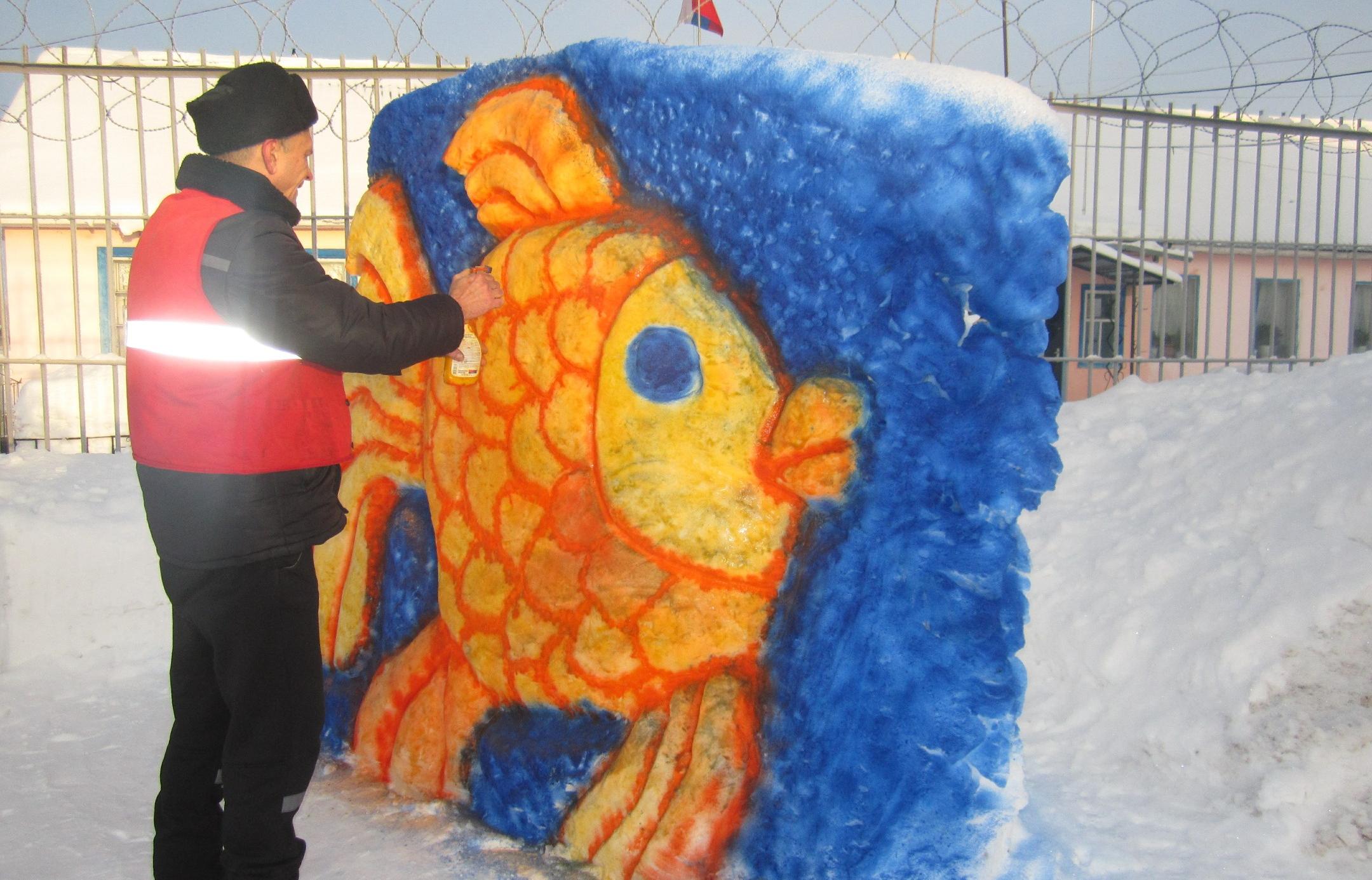 Скульптуры из снега ваяют в Тверской области осужденные - новости Афанасий