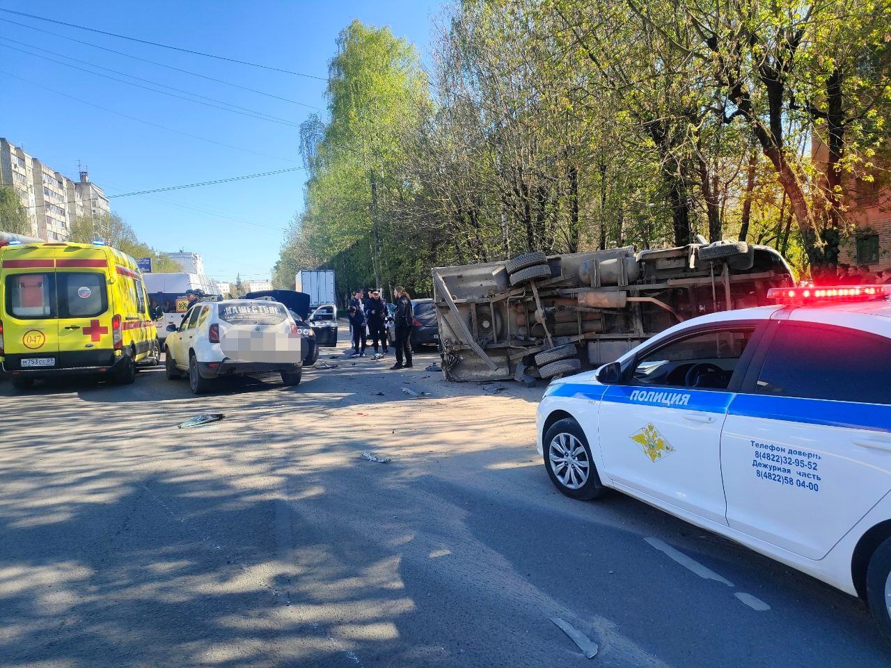 В Твери BMW опрокинул припаркованную грузовую «Газель» – Новости Твери и  городов Тверской области сегодня - Afanasy.biz – Тверские новости. Новости  Твери. Тверь новости. Новости. Новости сегодня. Новости Твери сегодня.  Последние новости