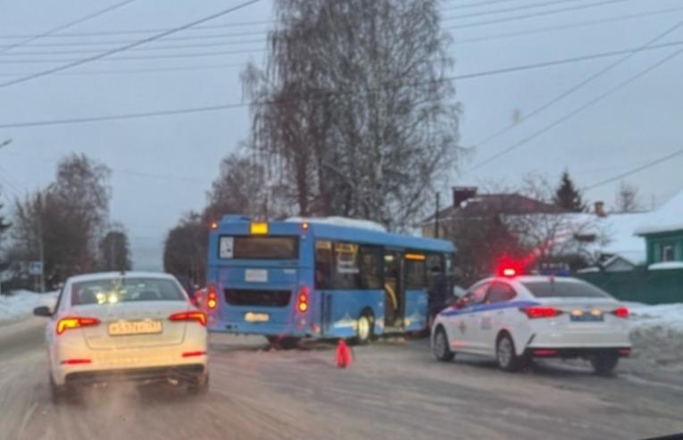 В Твери в ДТП попал пассажирский автобус 