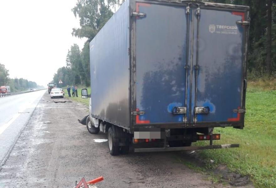 Водитель ГАЗели пострадал в столкновении с «Беларусом» под Тверью