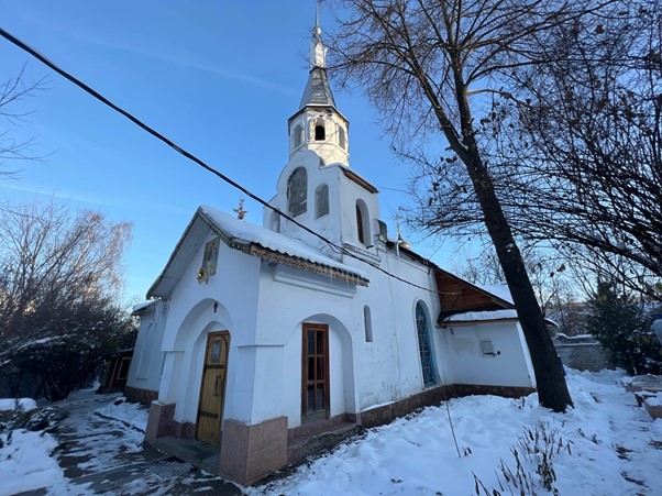 В Твери осужденные благоустроили территорию у храма 