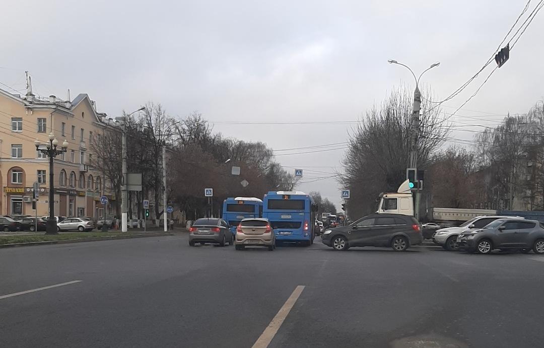 Петербургское шоссе, Горбатка и улица Хромова в Твери стоят в пробке из-за дорожных работ 
