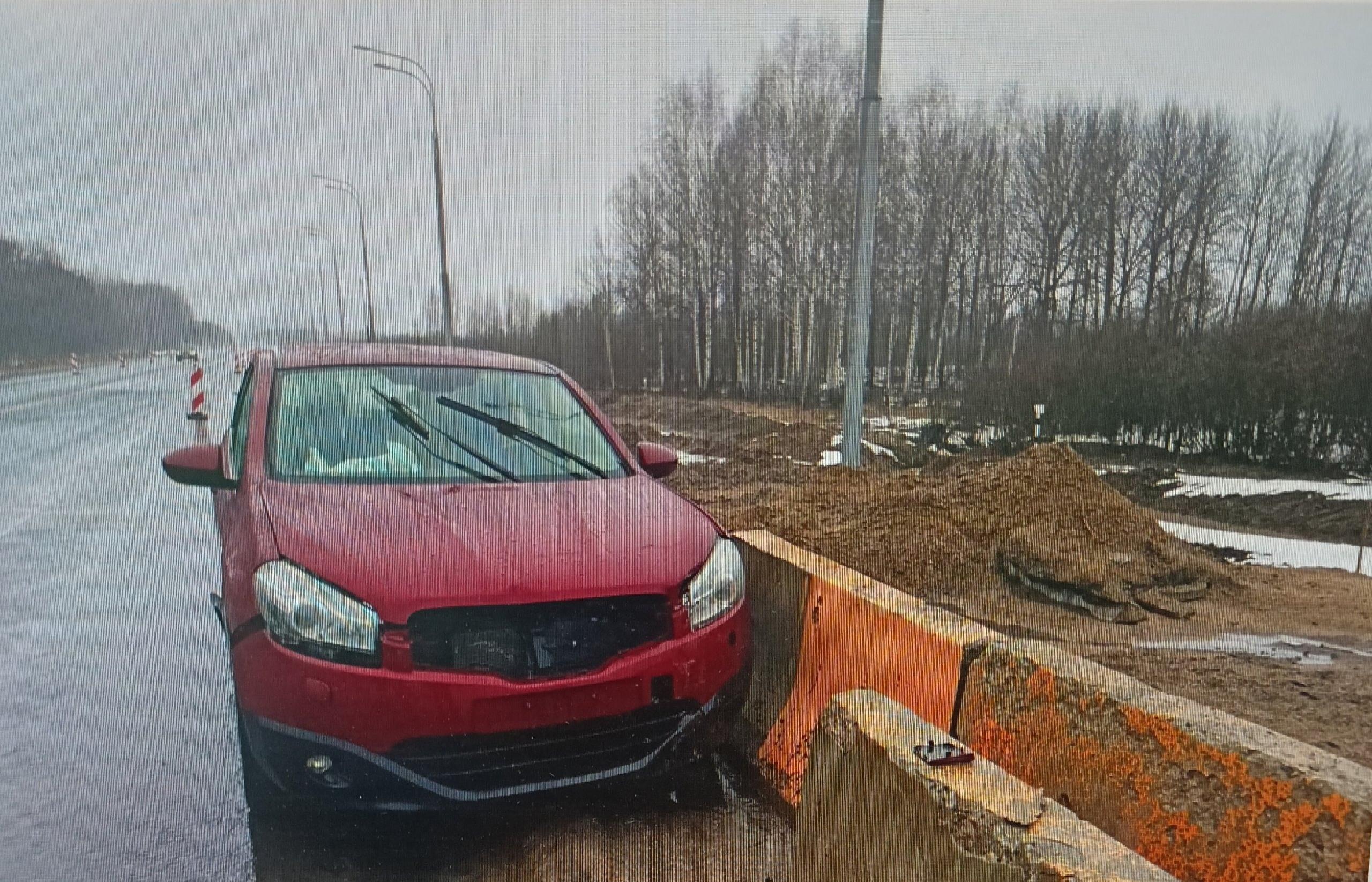 На трассе под Зубцовом легковушка влетела в железобетонные блоки