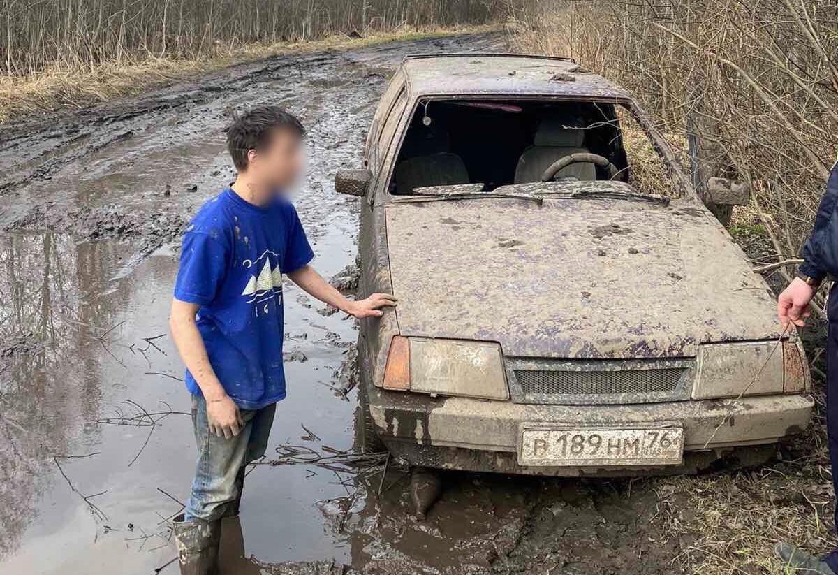 17-летний москвич ехал за рулем «восьмерки» к бабушке в Тверь и застрял в луже
