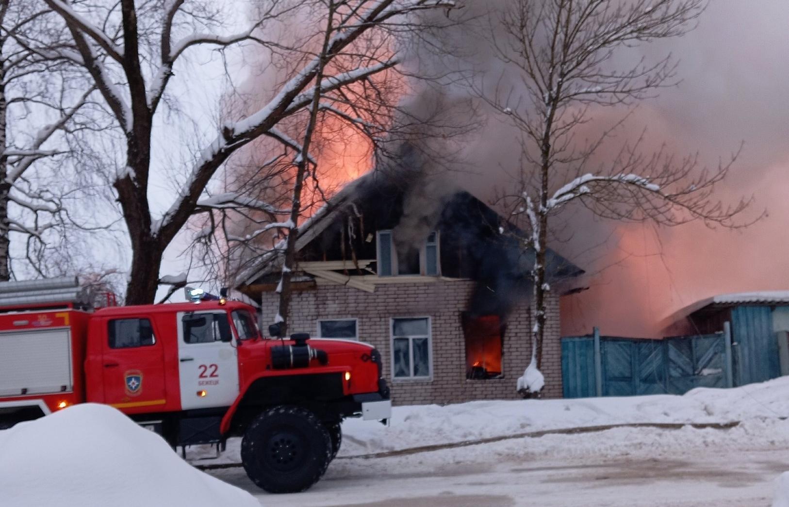 В Бежецке пожарные почти семь часов тушили дом