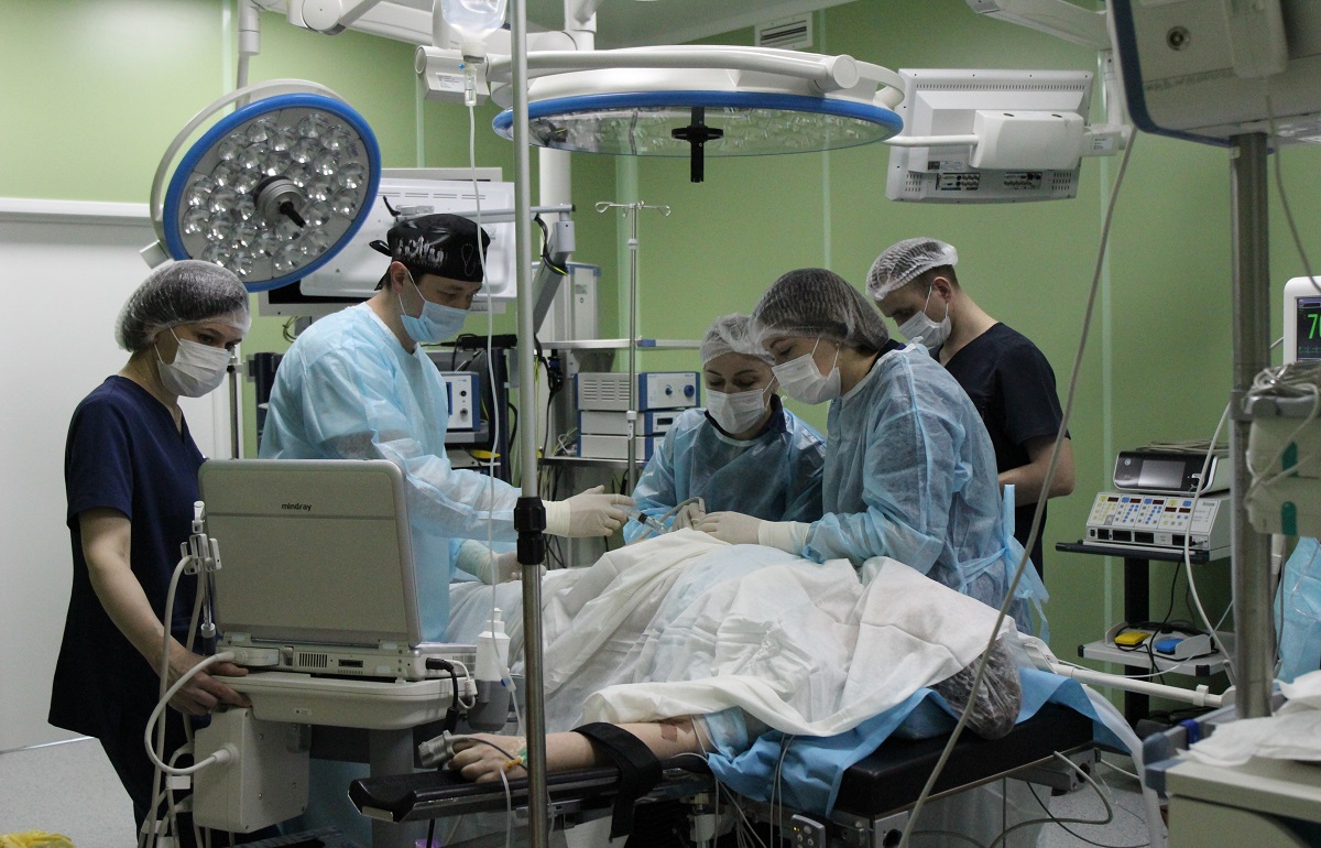 Хирурги Санкт-Петербурга прооперировали ребенка, который находился еще в животе жительницы Тверской области