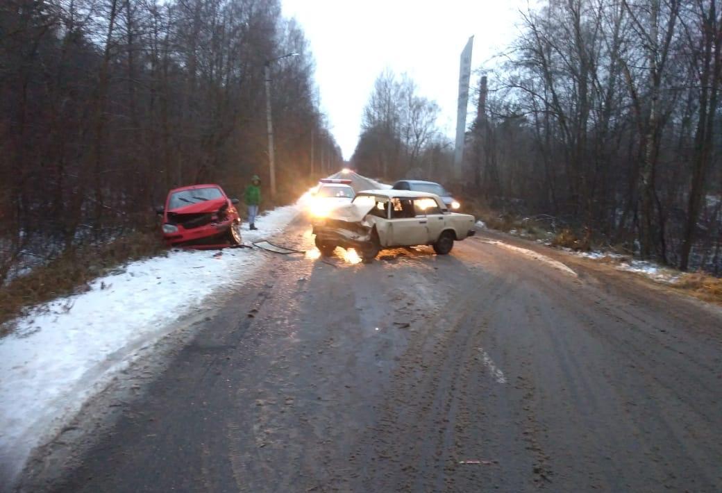 20-летний водитель пострадал в лобовом столкновении двух легковушек в Тверской области