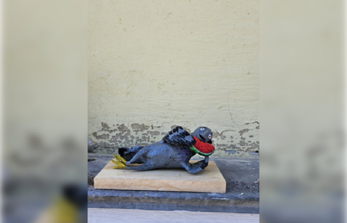 На центральной улице Твери появился голубь Семен с арбузом