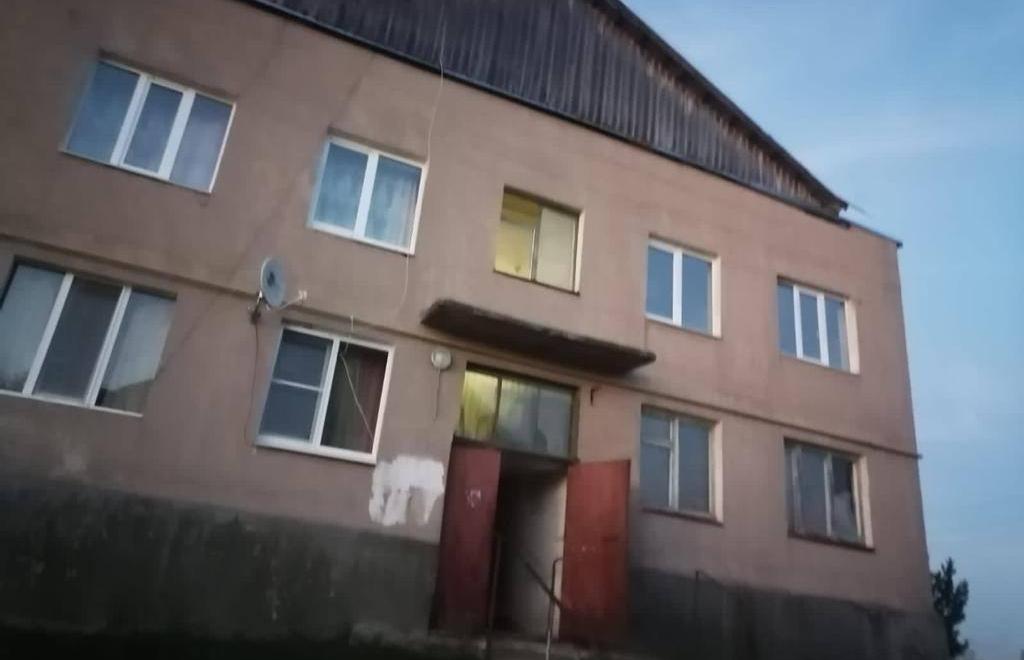 Ребенок выпал из окна с москитной сеткой в Тверской области  - новости Афанасий
