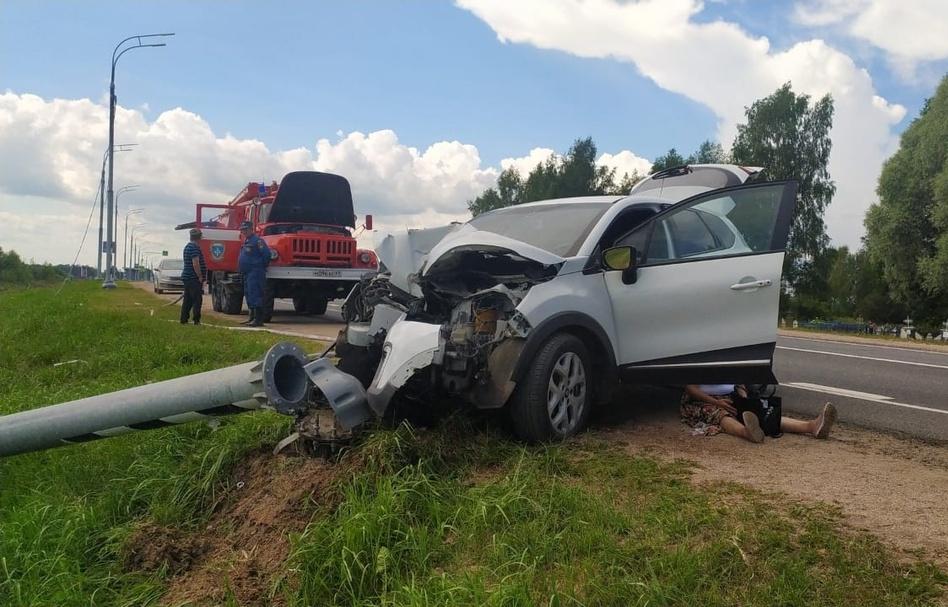 На М9 в Тверской области водитель легковушки заснул за рулем и снес опору ЛЭП