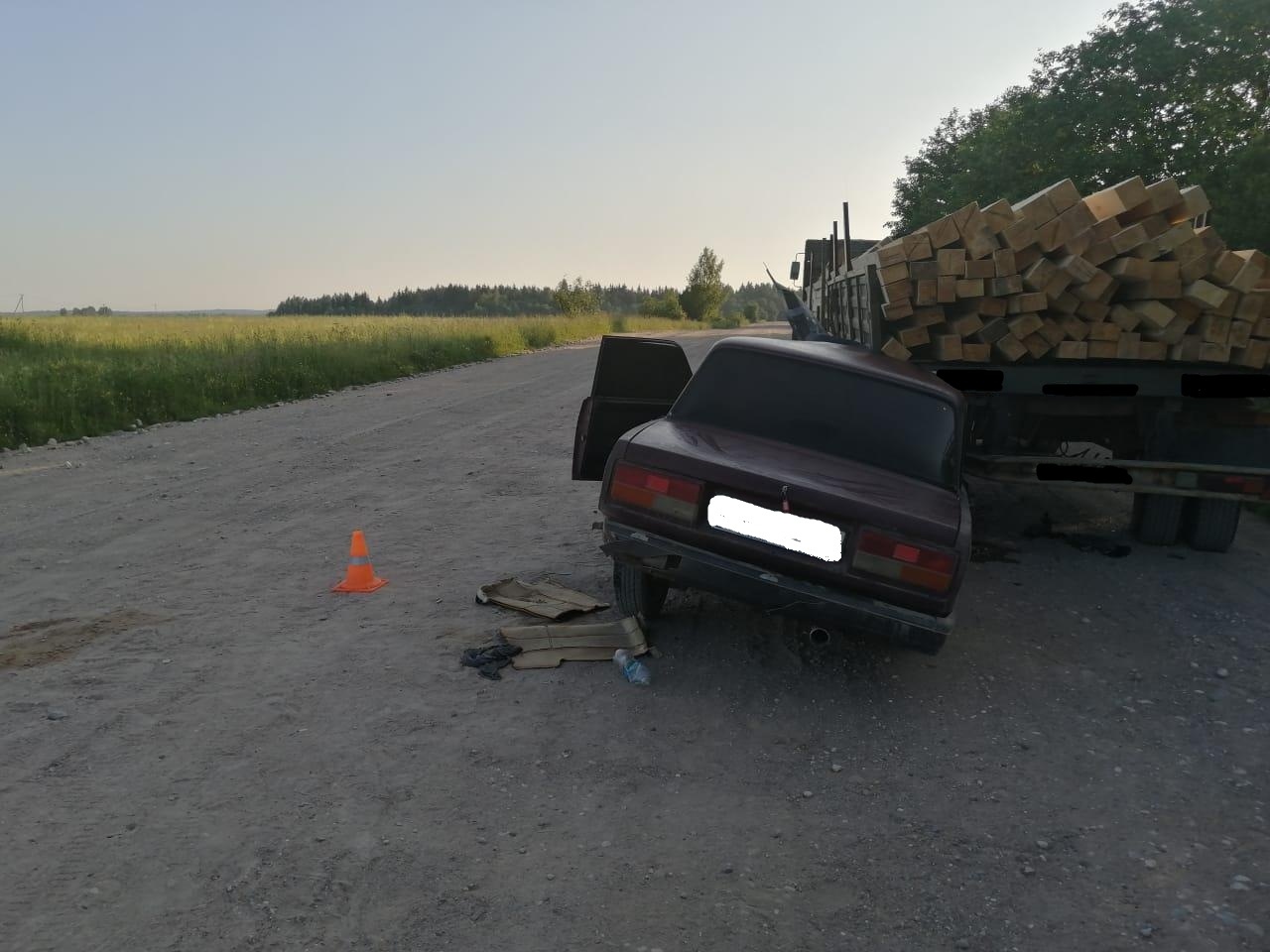 В Тверской области 17-летний подросток за рулем легковушки влетел под грузовик лишенного прав водителя