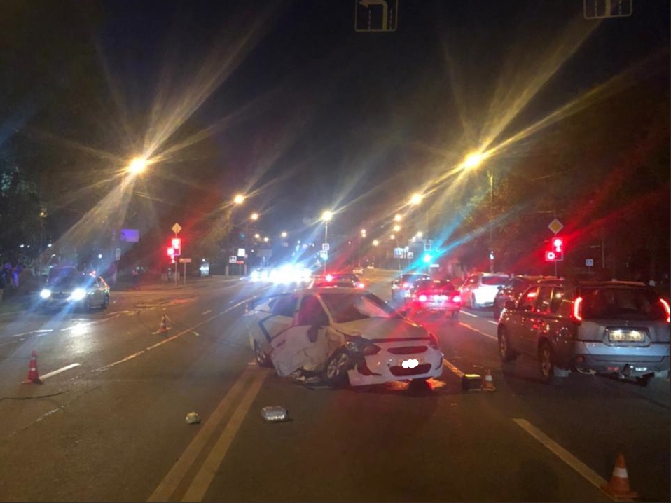Оба ехали на зеленый: парень и две девушки пострадали в лобовом столкновении Lexus и Hyundai в Твери