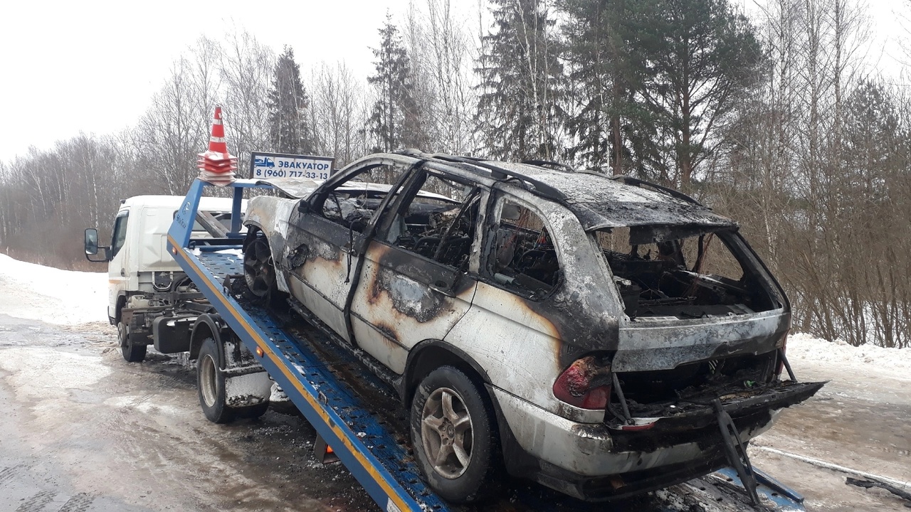 На трассе Тверь — Ржев полностью сгорел BMW X5