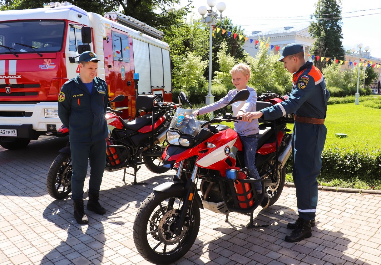 В Твери работала уличная выставка пожарной техники и спасательного оборудования, приуроченная к 130-летию ВДПО