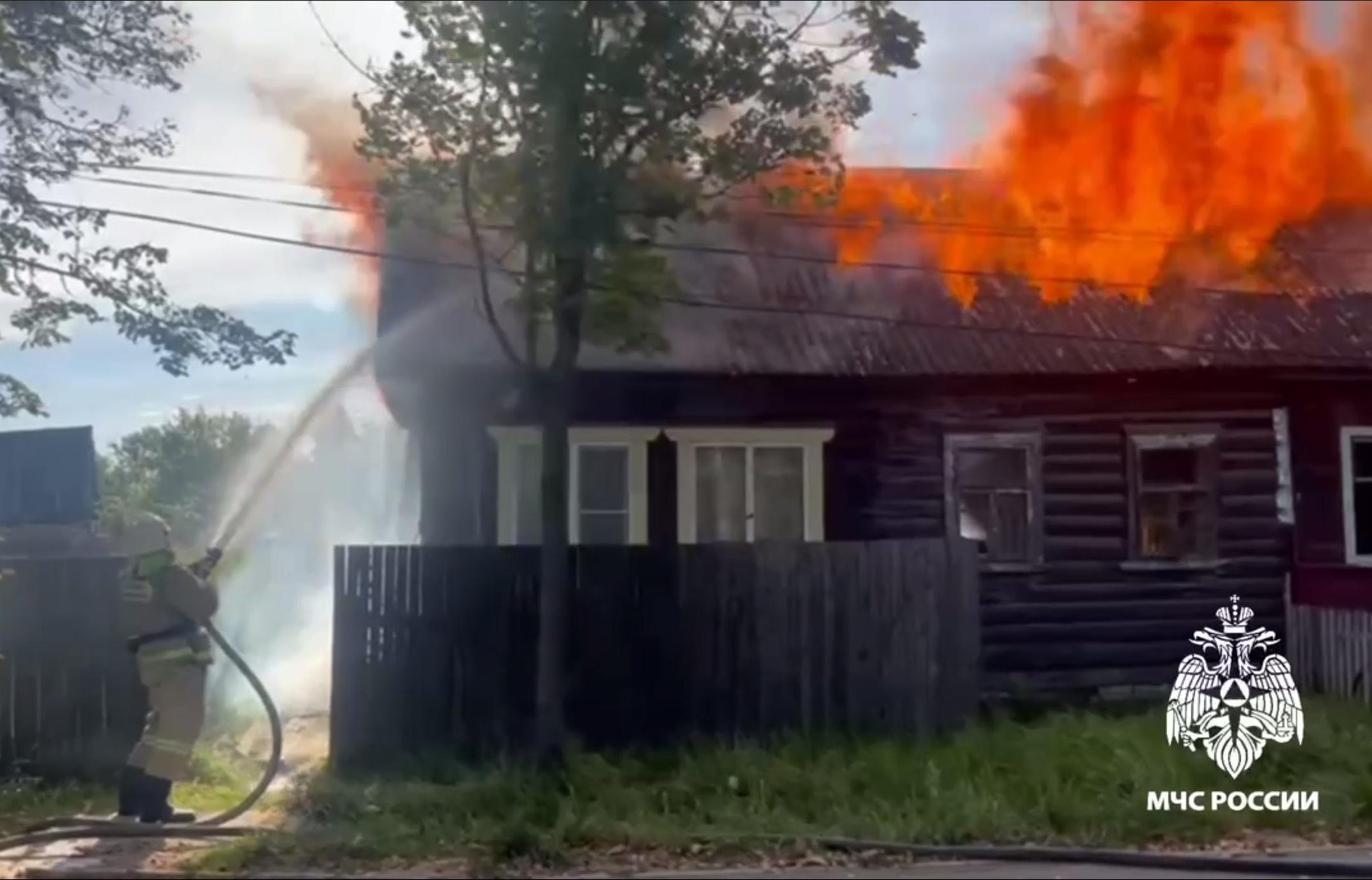 В Оленино пожарные спасли полыхающий дом: видео