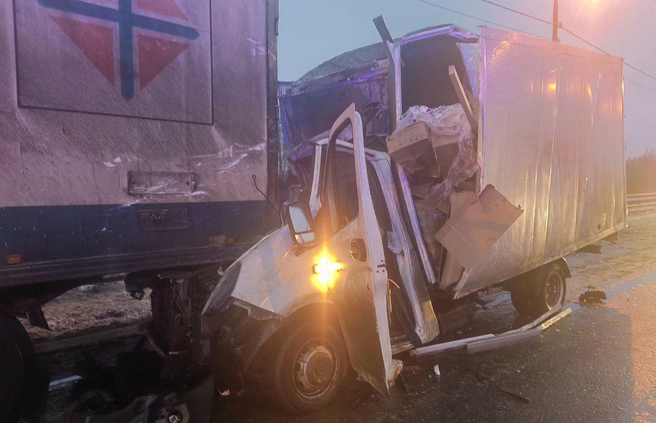 Два грузовика столкнулись на трассе М10 в Тверской области  - новости Афанасий