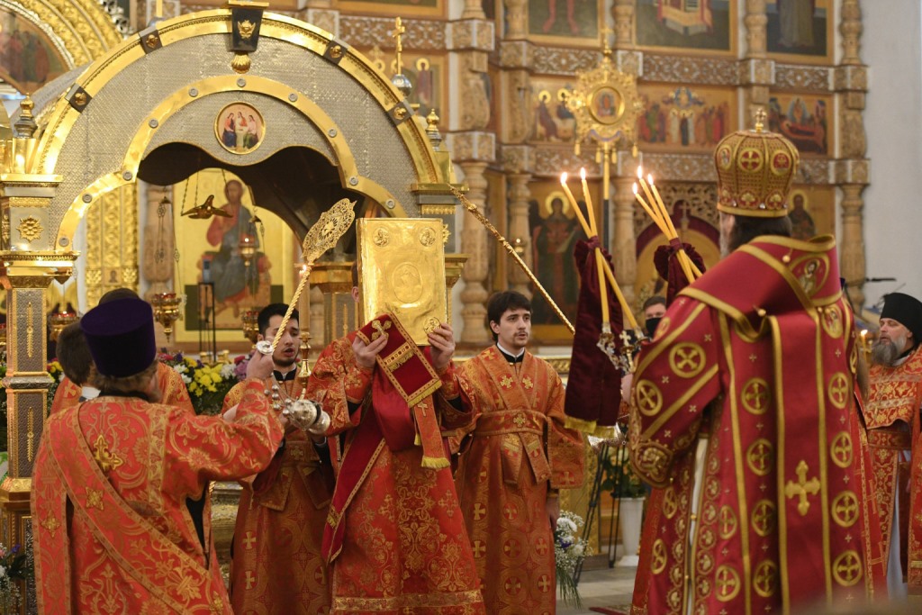 В Твери в День памяти князя Михаила Тверского литургию служил митрополит Амвросий