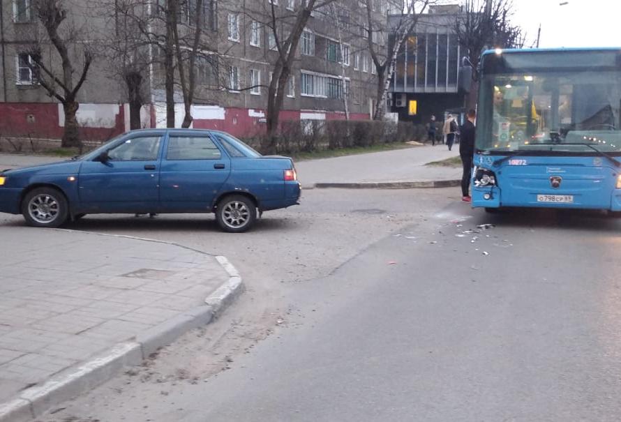 В Твери женщина получила травму из-за «подрезавшей» автобус легковушки