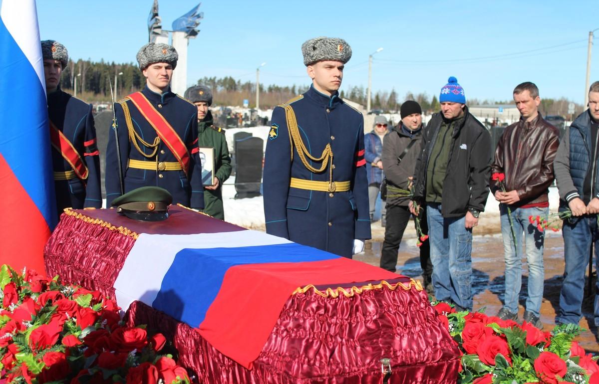 В Калининском районе проводили в последний путь контрактника, погибшего в ходе СВО