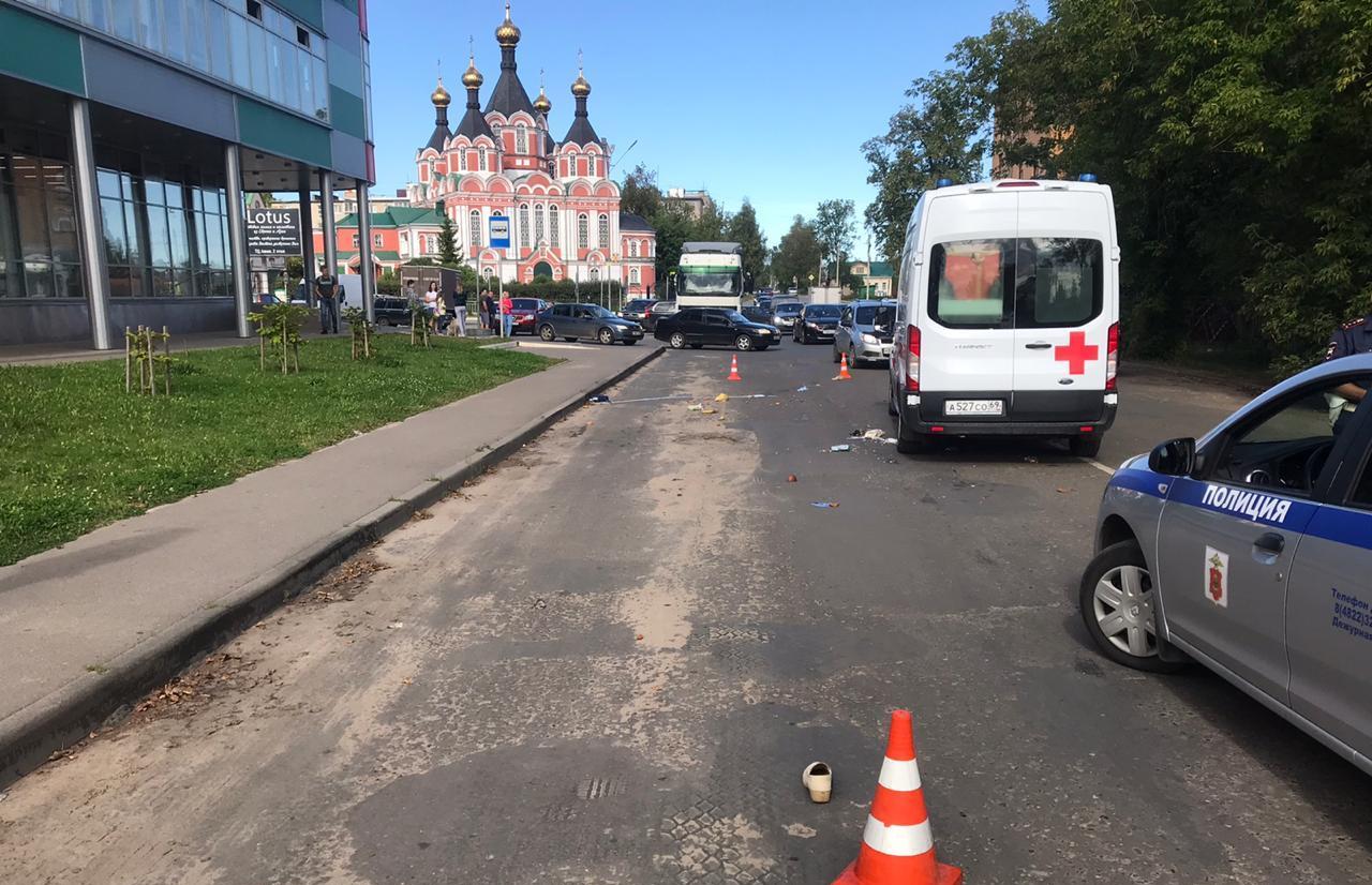 Смерть женщины под колесами автомобиля в Тверской области попала на видео