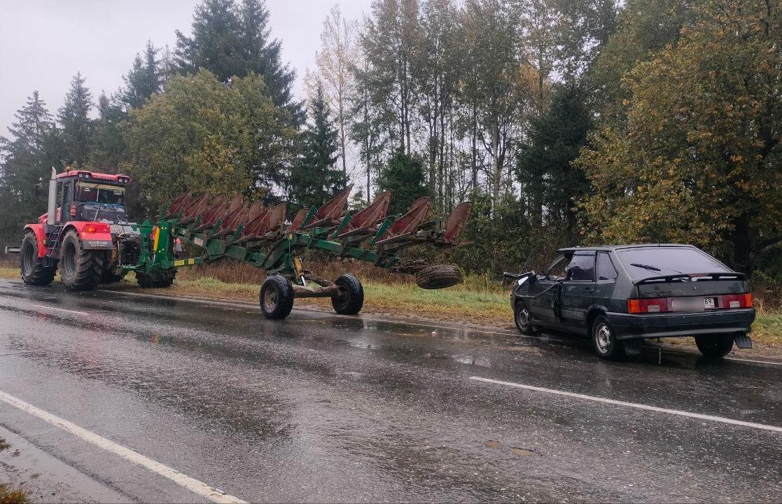 На трассе под Лихославлем автомобиль протаранил трактор – Новости Твери и  городов Тверской области сегодня - Afanasy.biz – Тверские новости. Новости  Твери. Тверь новости. Новости. Новости сегодня. Новости Твери сегодня.  Последние новости