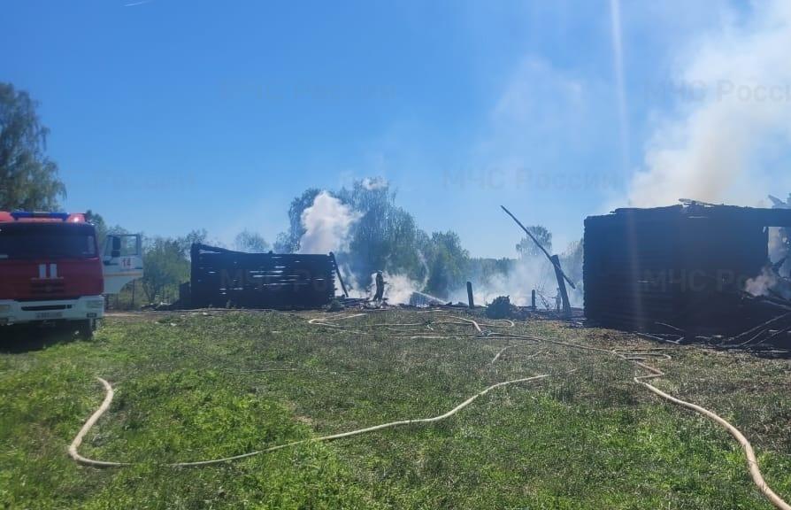 Под Удомлей в Тверской области огнеборцы МЧС спасли от огня деревню