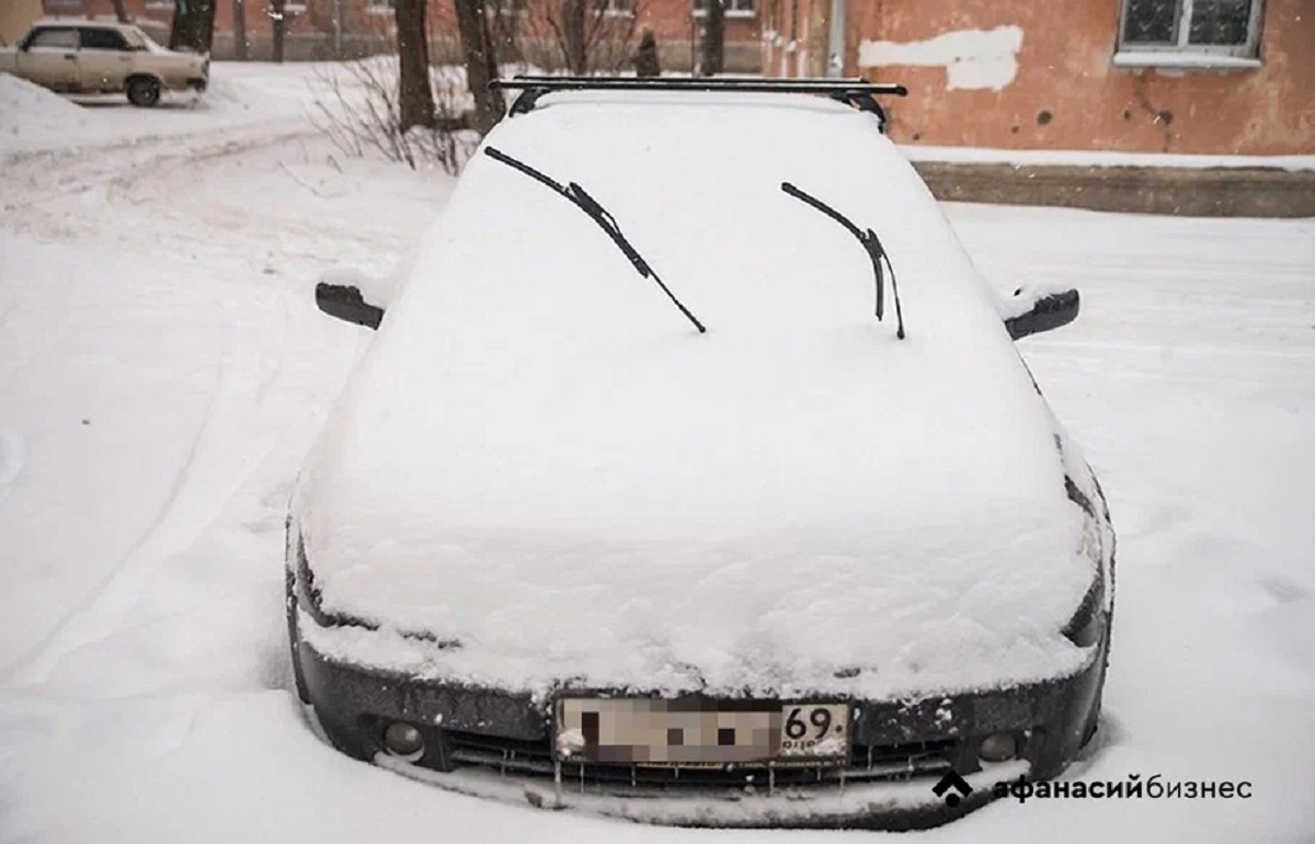 Управляющая компания Твери заплатит за ремонт машины, на которую с крыши упал снег