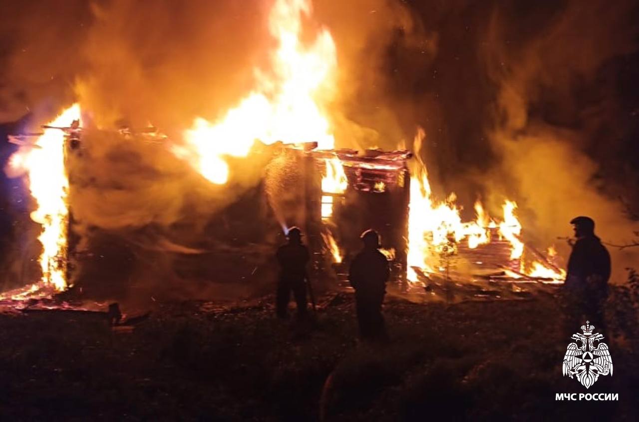В Бологое Тверской области пожарные не дали огню перекинутся на жилые дома