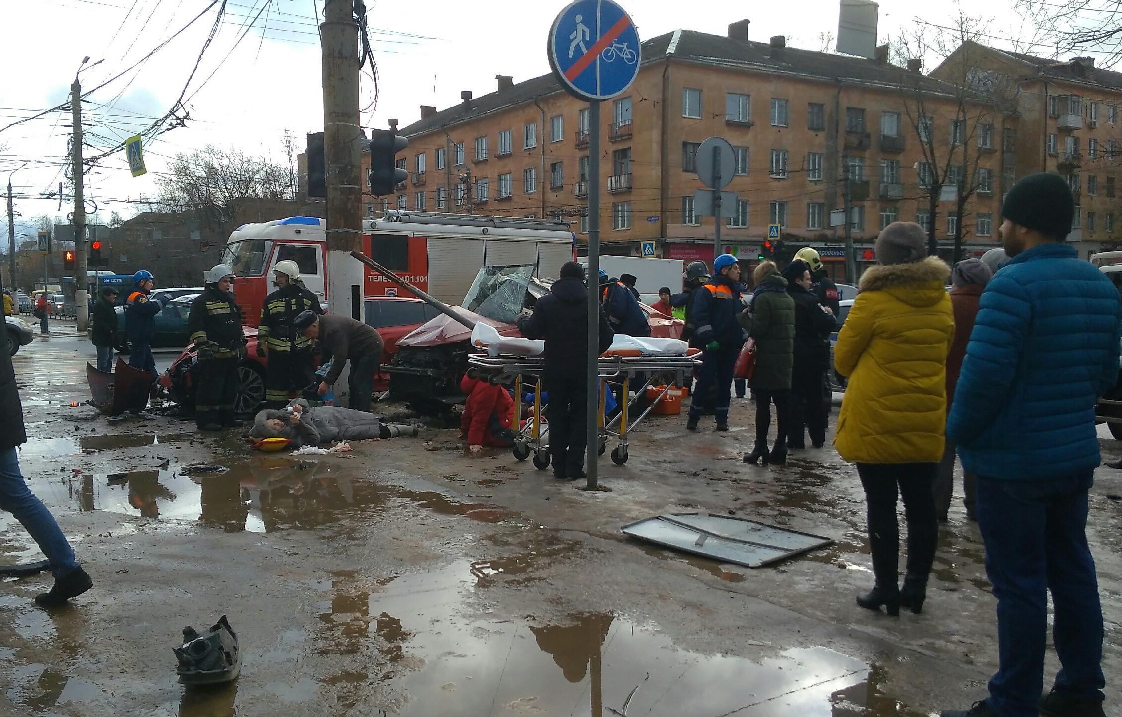 В центре Твери серьезное ДТП: четверо пострадавших — три пешехода и водитель