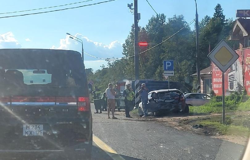 Два автомобиля столкнулись на трассе М10 под Тверью 