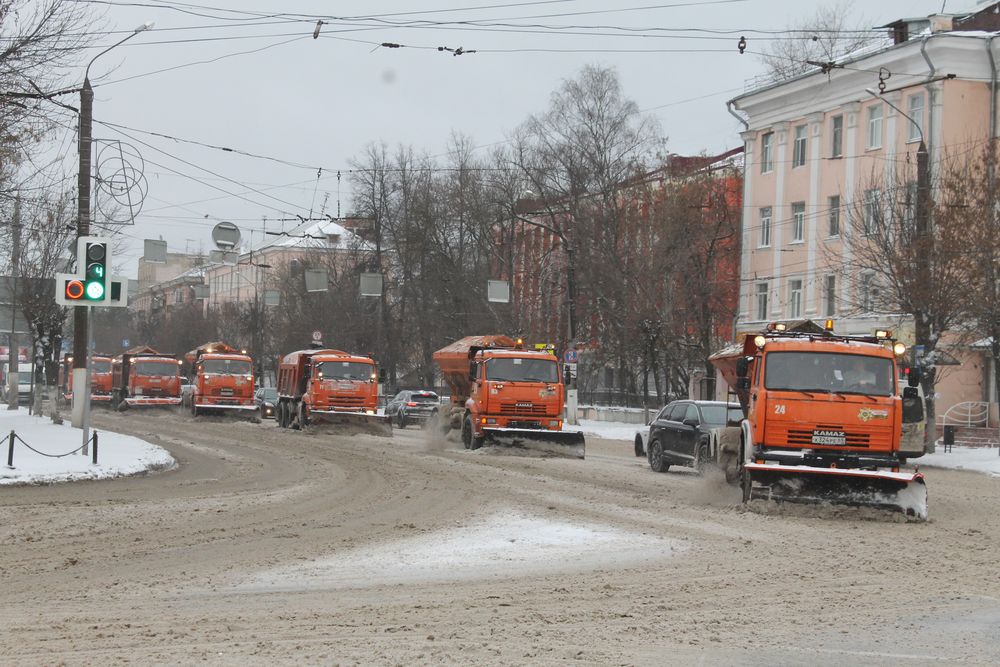 В Твери коммунальщики в сопровождении ГИБДД расчищают дороги от снега