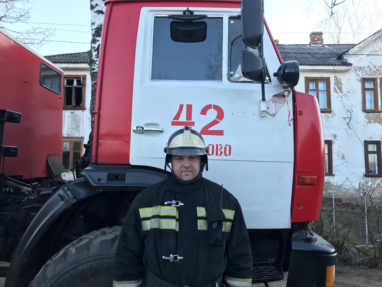 В Тверской области пожарные спасли из горящего дома мужчину