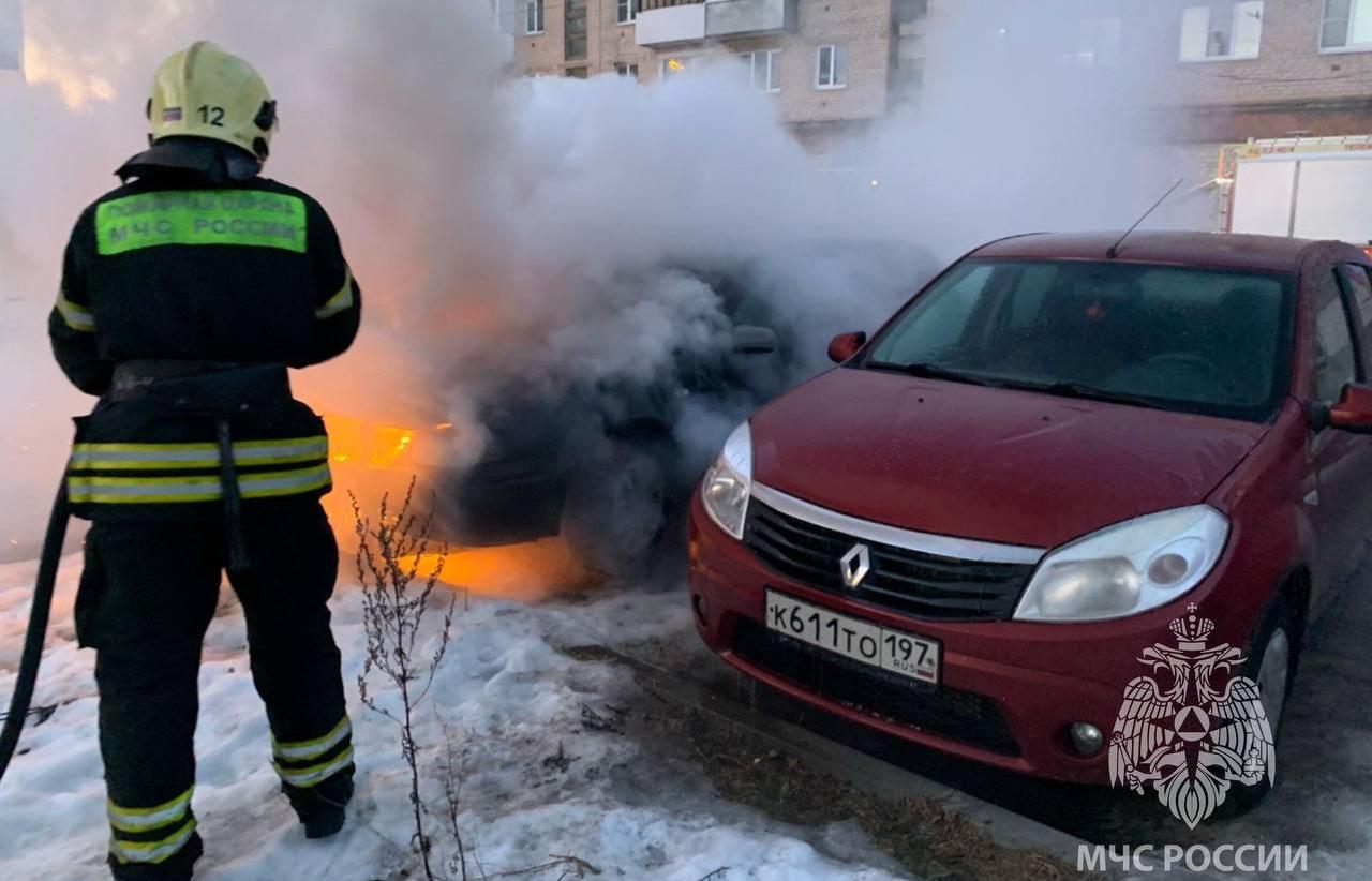 Во Ржеве на стоянке загорелась машина