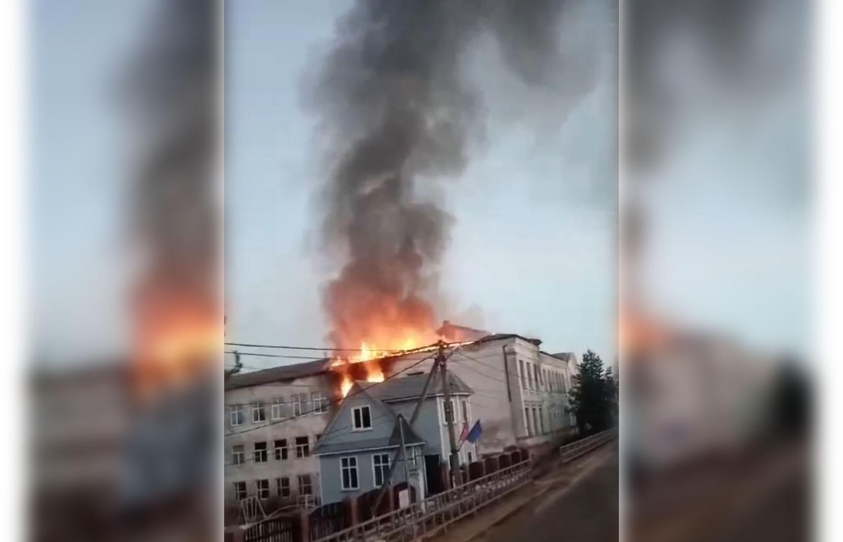 Пожарные потушили здание бывшей начальной школы в Белом
