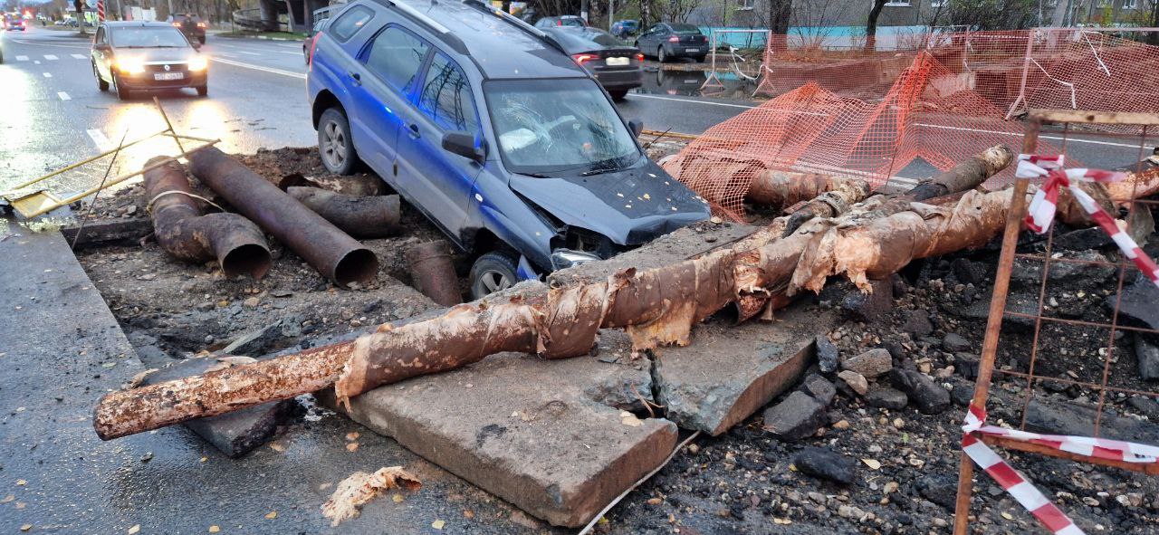 В Твери автомобиль провалился в раскопанную для ремонта труб яму 