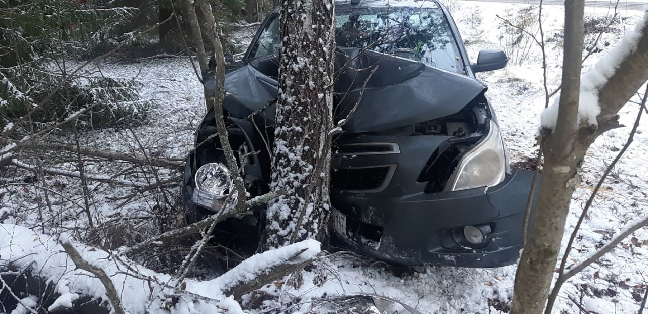 В Вышневолоцком районе «Шевроле» не вписался в поворот и оказался в кювете