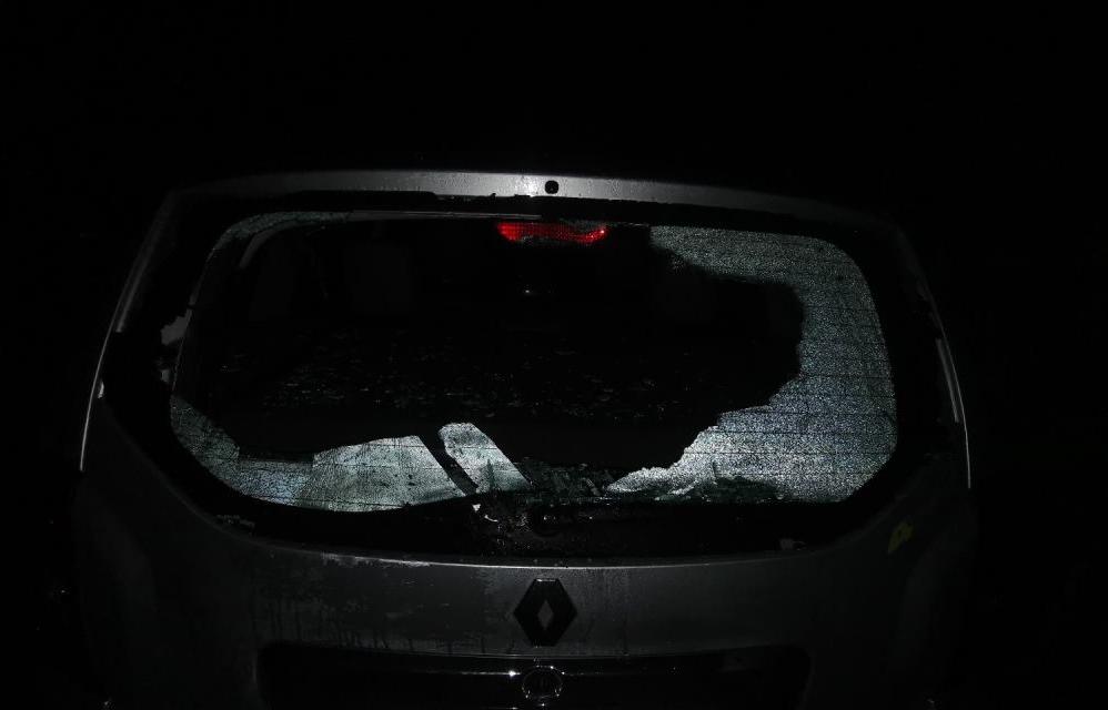 Ночью в Твери неизвестный разбил две машины и ударил свидетеля